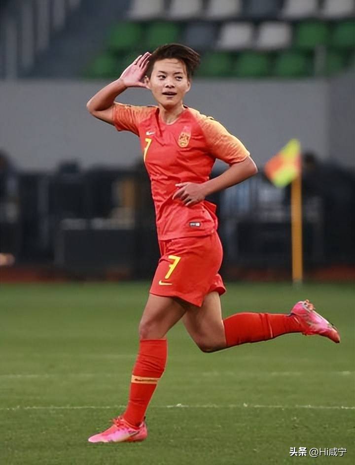 关于顶尖女足球员现身比赛现场，引发球迷热议的信息