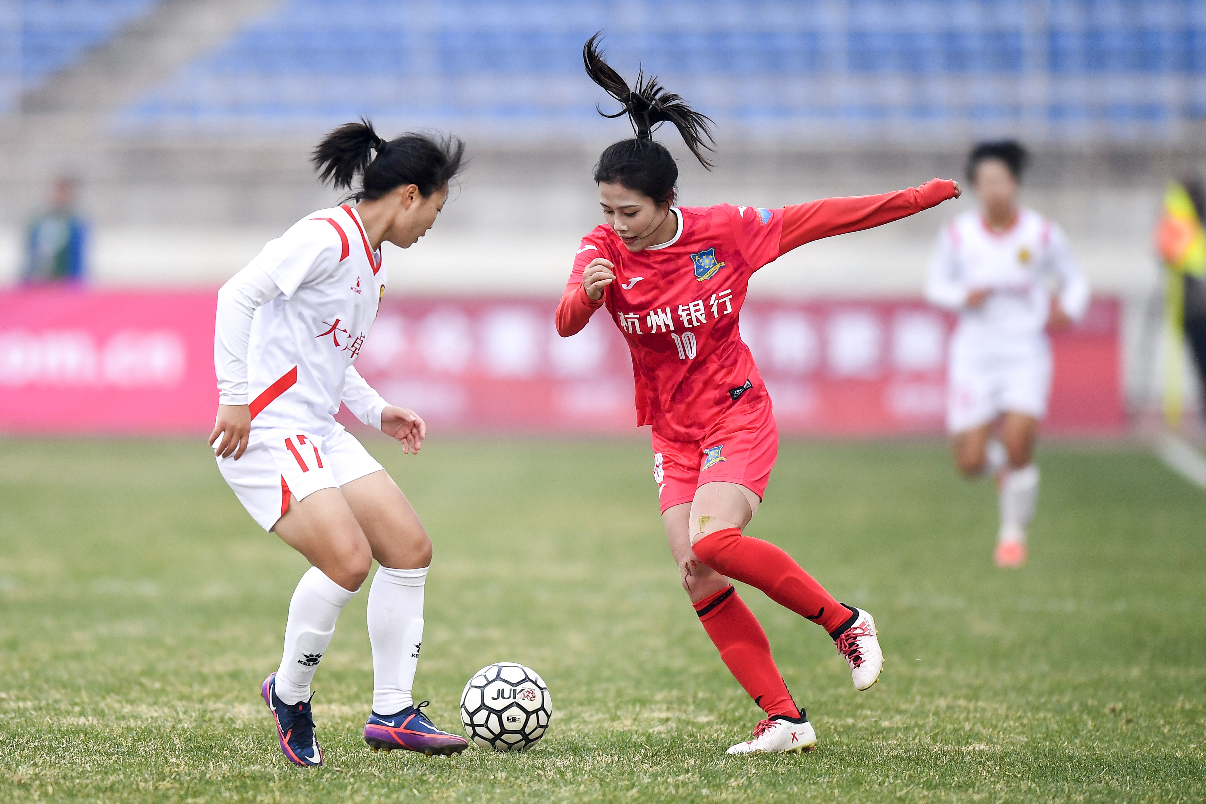 关于顶尖女足球员现身比赛现场，引发球迷热议的信息