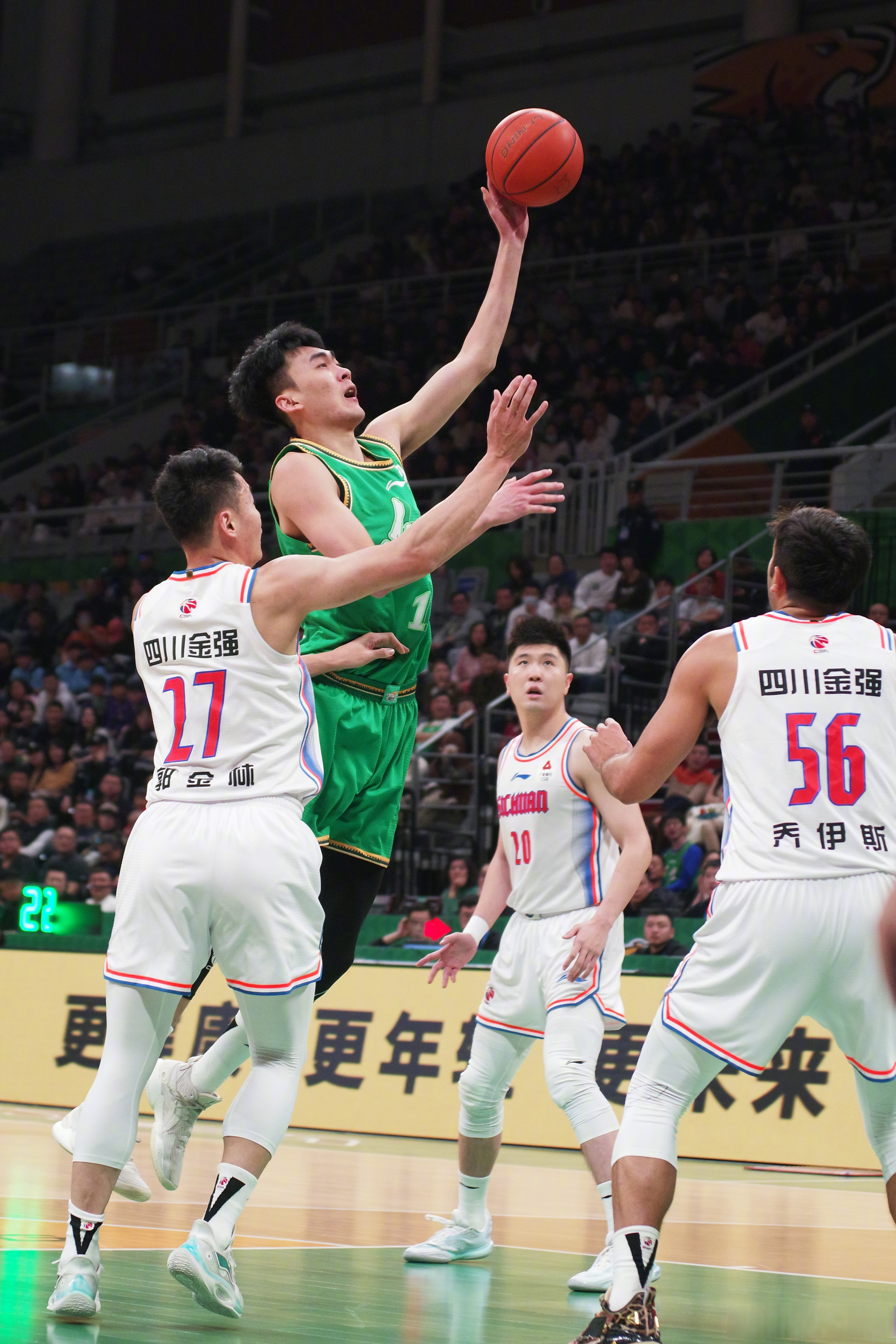 山东男篮战胜辽宁队接连取得胜利